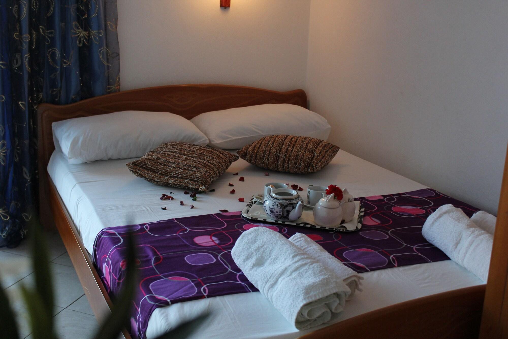 Hotel Holiday Sarandë Esterno foto
