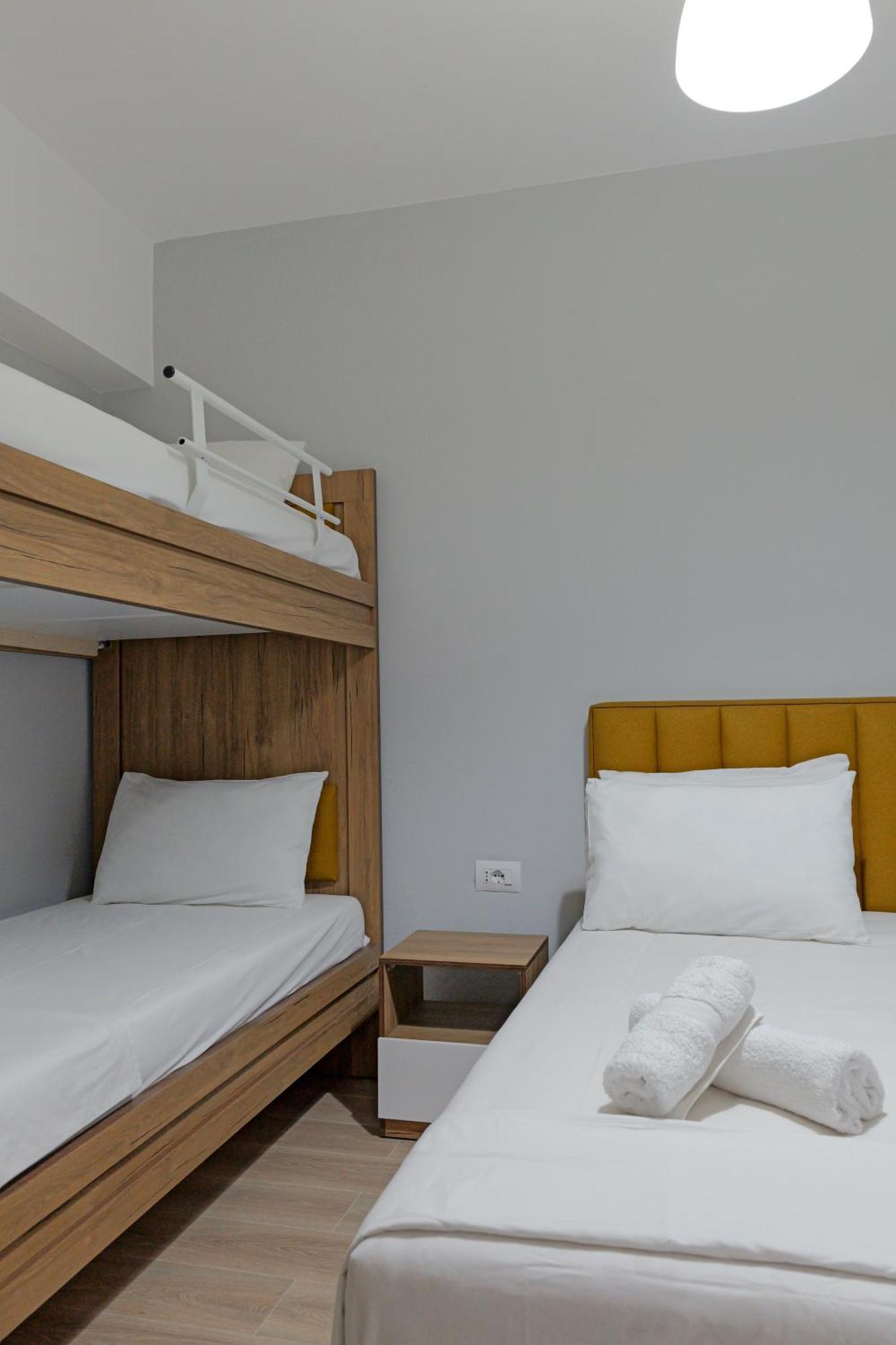 Hotel Holiday Sarandë Esterno foto