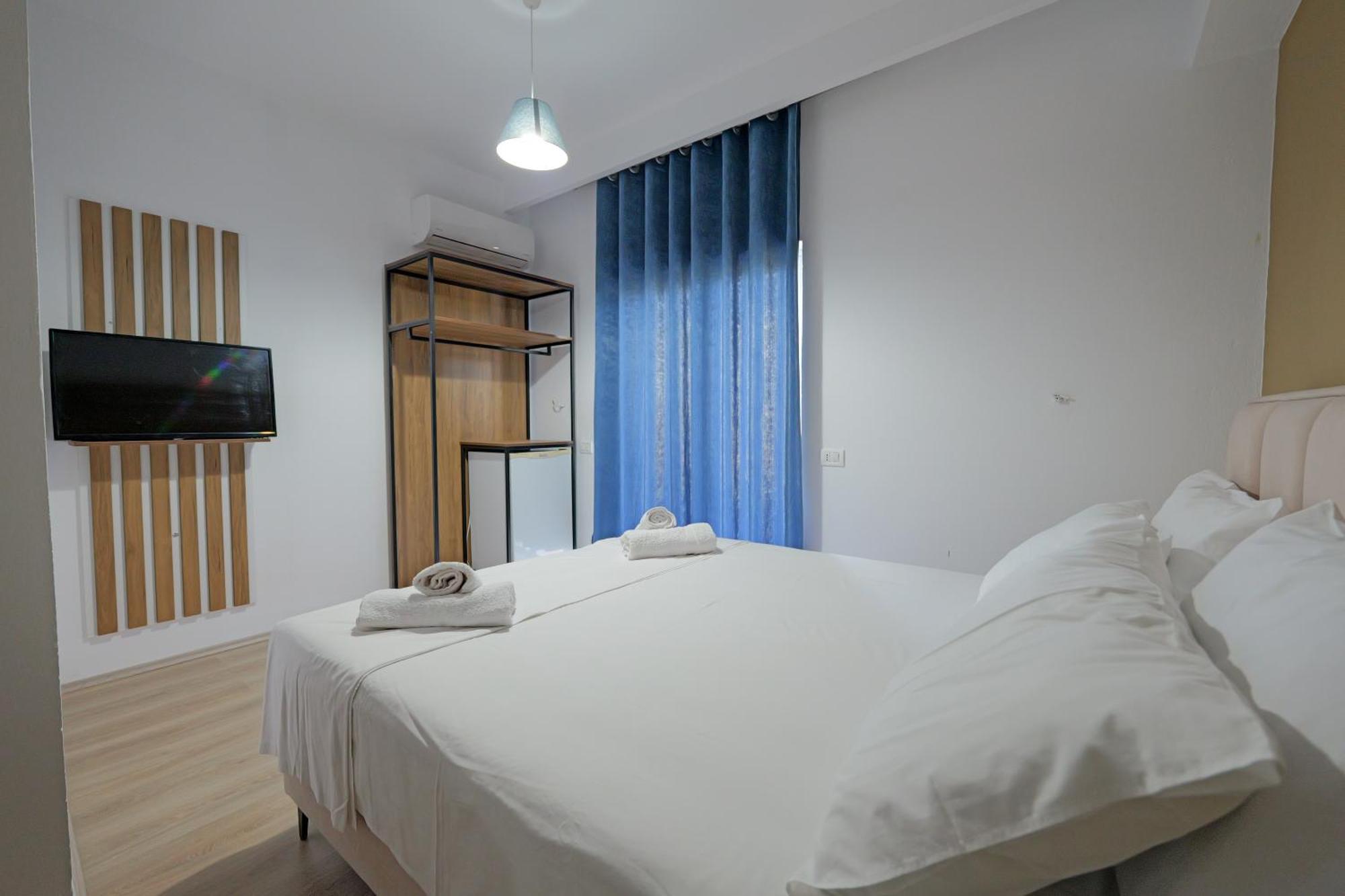 Hotel Holiday Sarandë Esterno foto