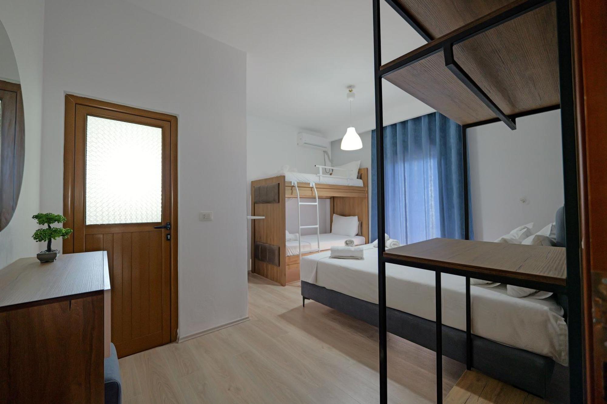 Hotel Holiday Sarandë Esterno foto