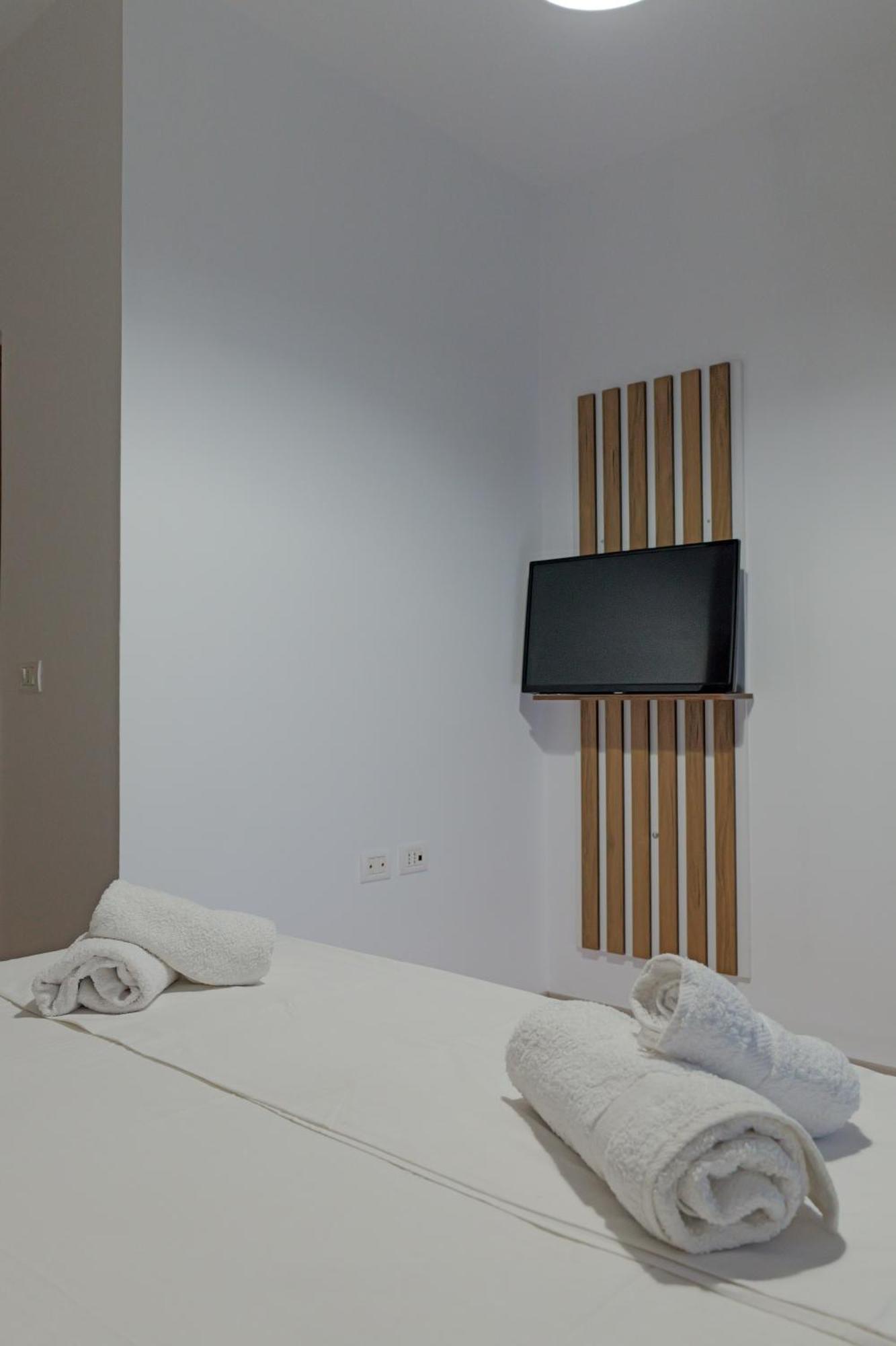Hotel Holiday Sarandë Esterno foto