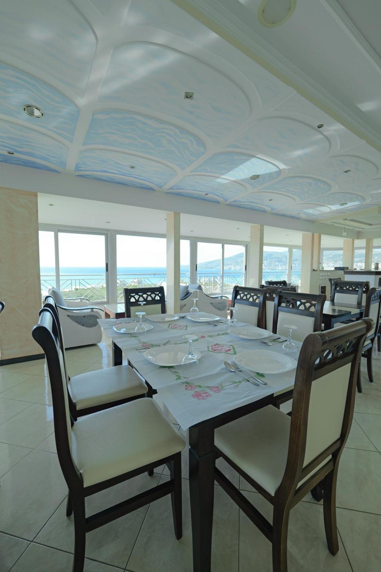 Hotel Holiday Sarandë Esterno foto