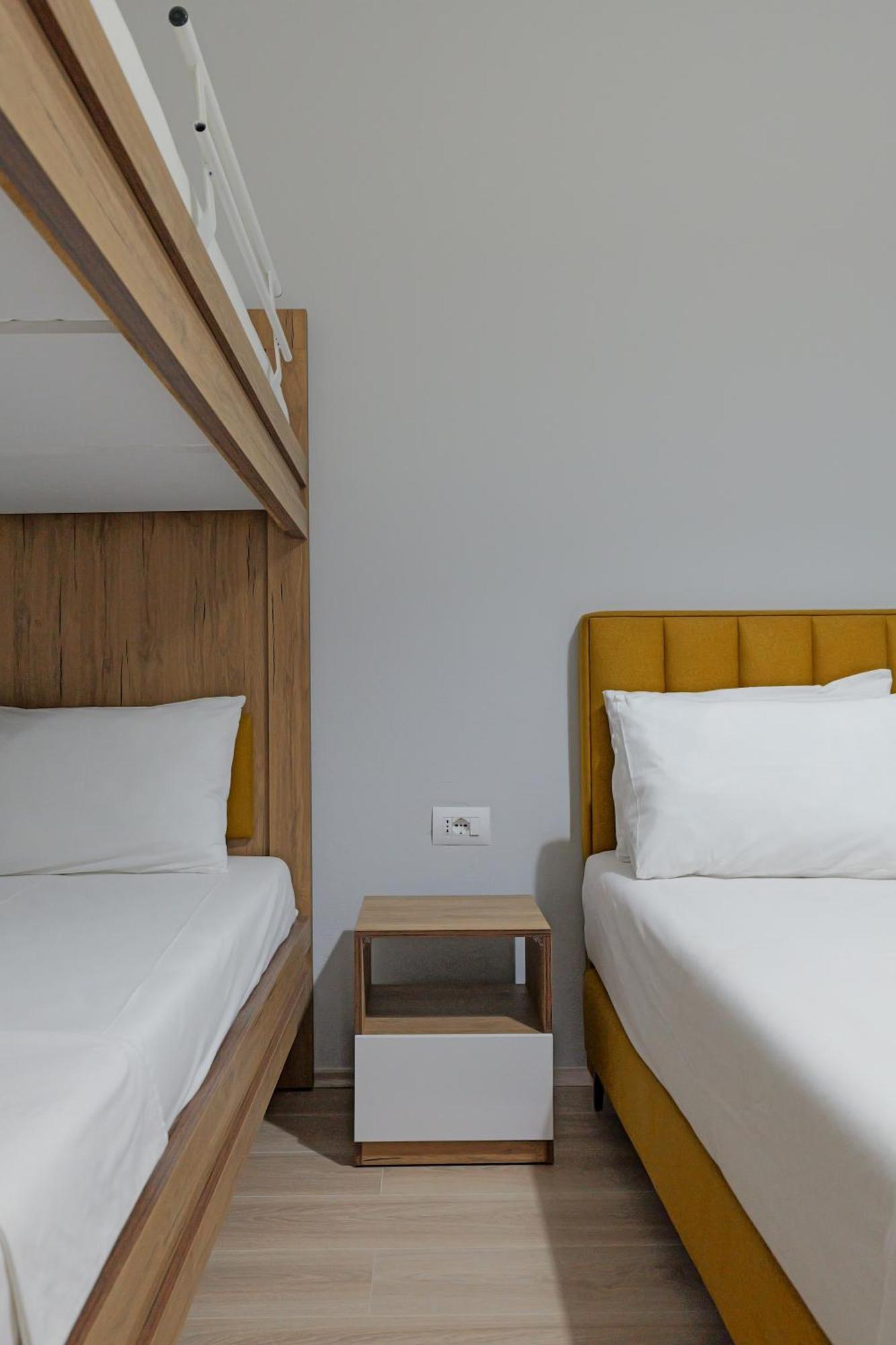 Hotel Holiday Sarandë Esterno foto