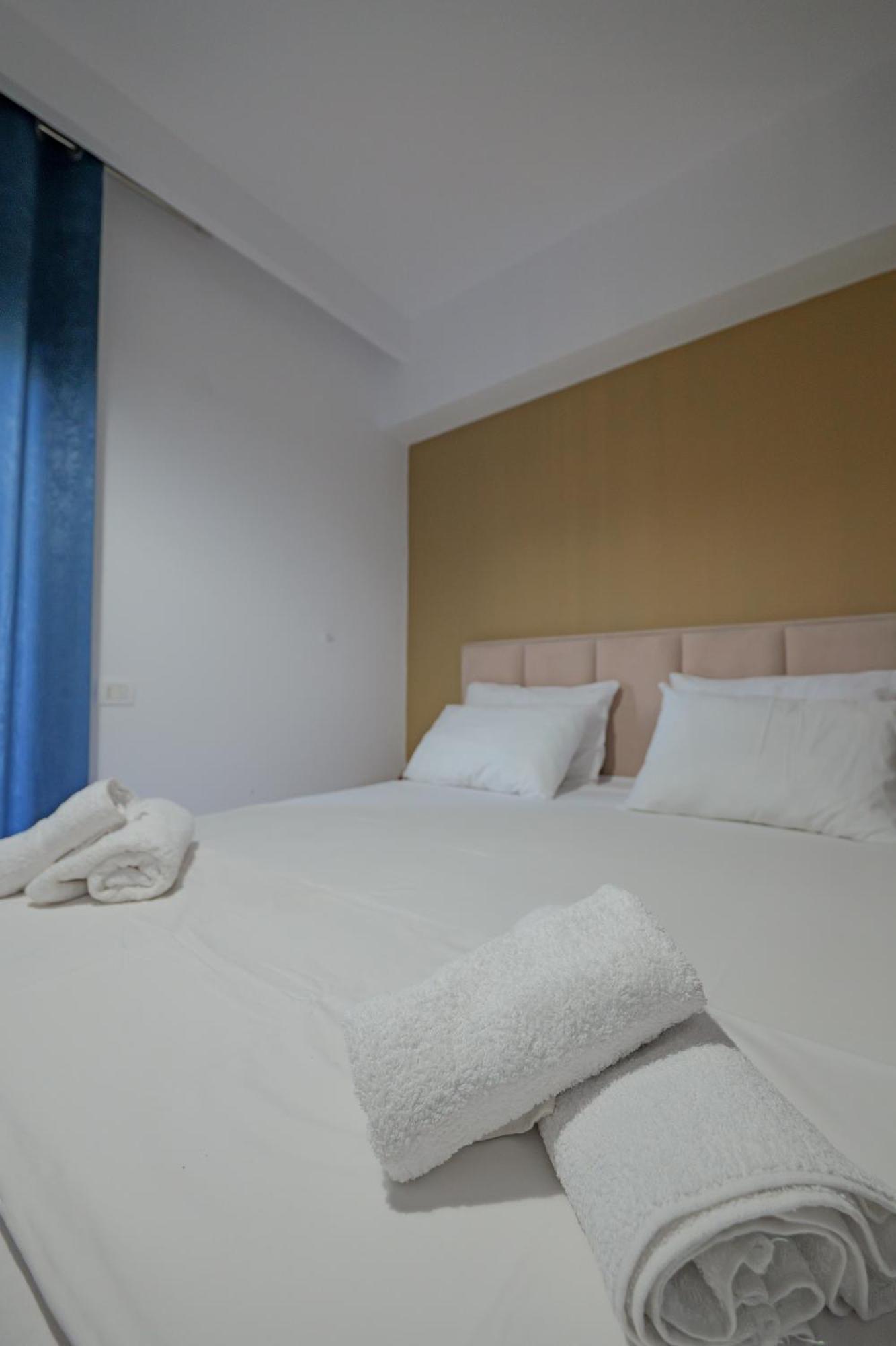 Hotel Holiday Sarandë Esterno foto