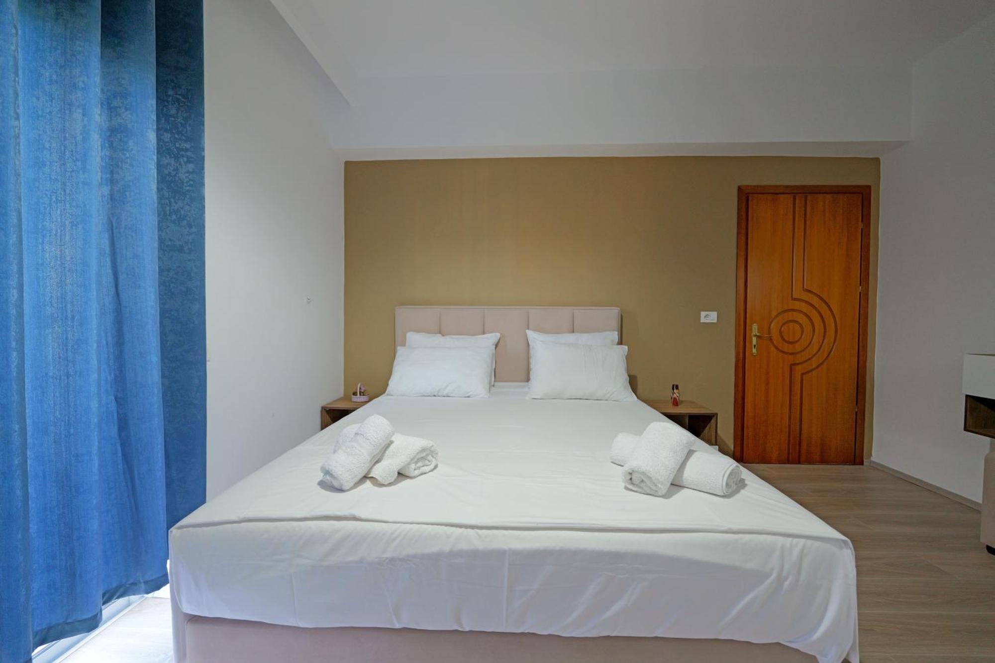 Hotel Holiday Sarandë Esterno foto