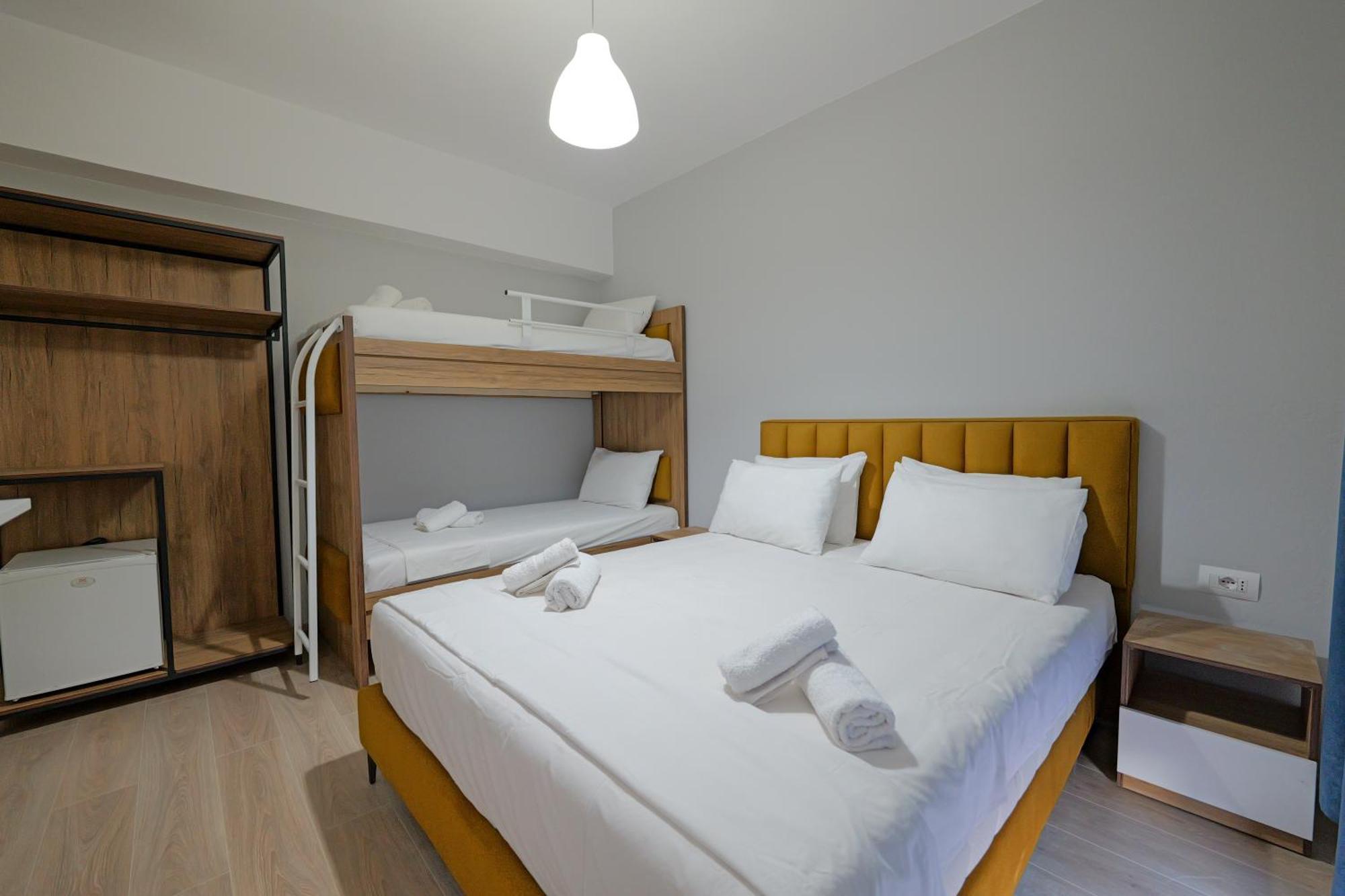 Hotel Holiday Sarandë Esterno foto