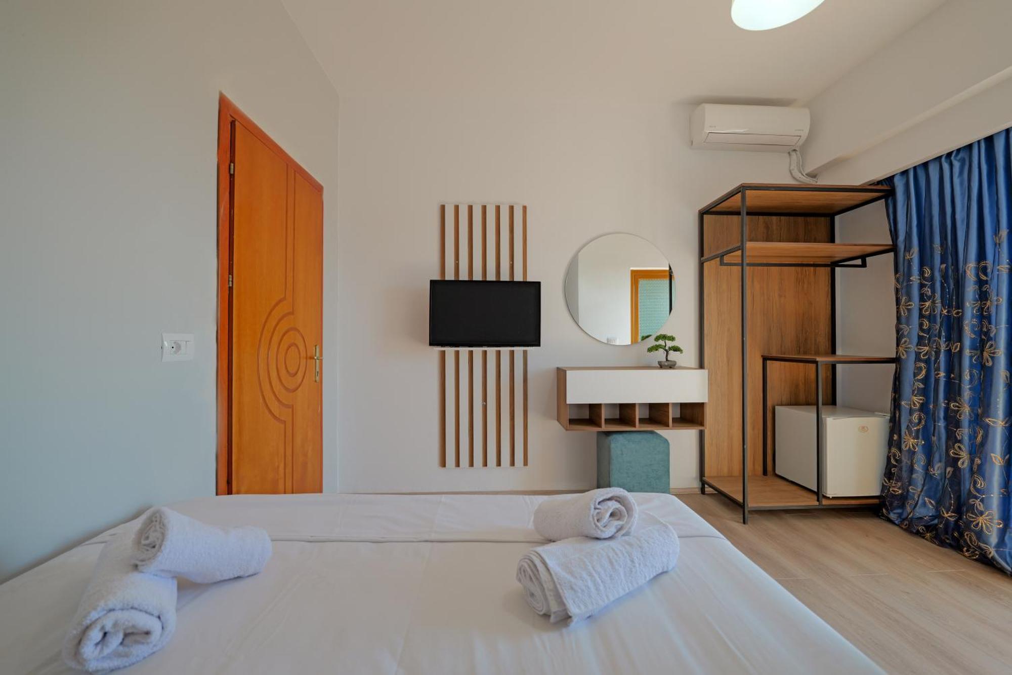 Hotel Holiday Sarandë Esterno foto