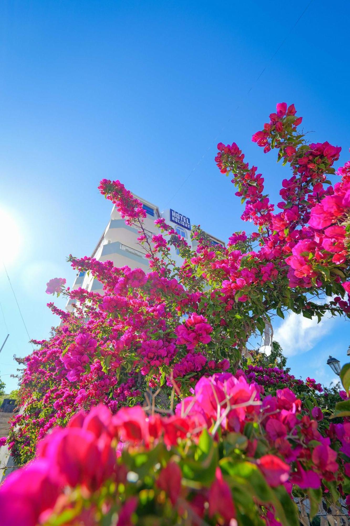 Hotel Holiday Sarandë Esterno foto