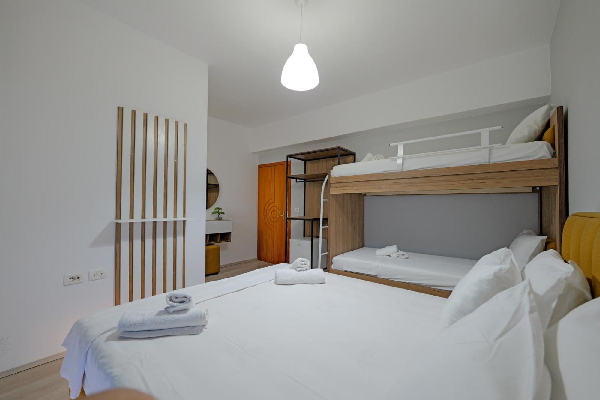 Hotel Holiday Sarandë Esterno foto